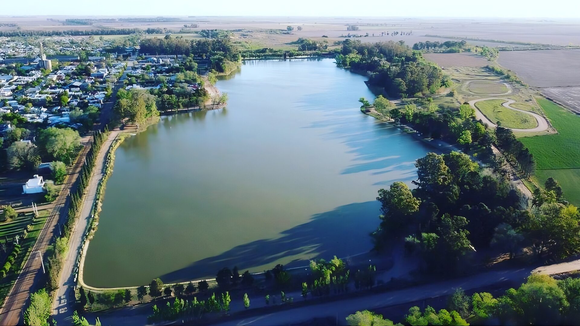 Vista aérea del Lago San Agustín rodeado de arboleda, en General Levalle, Córdoba