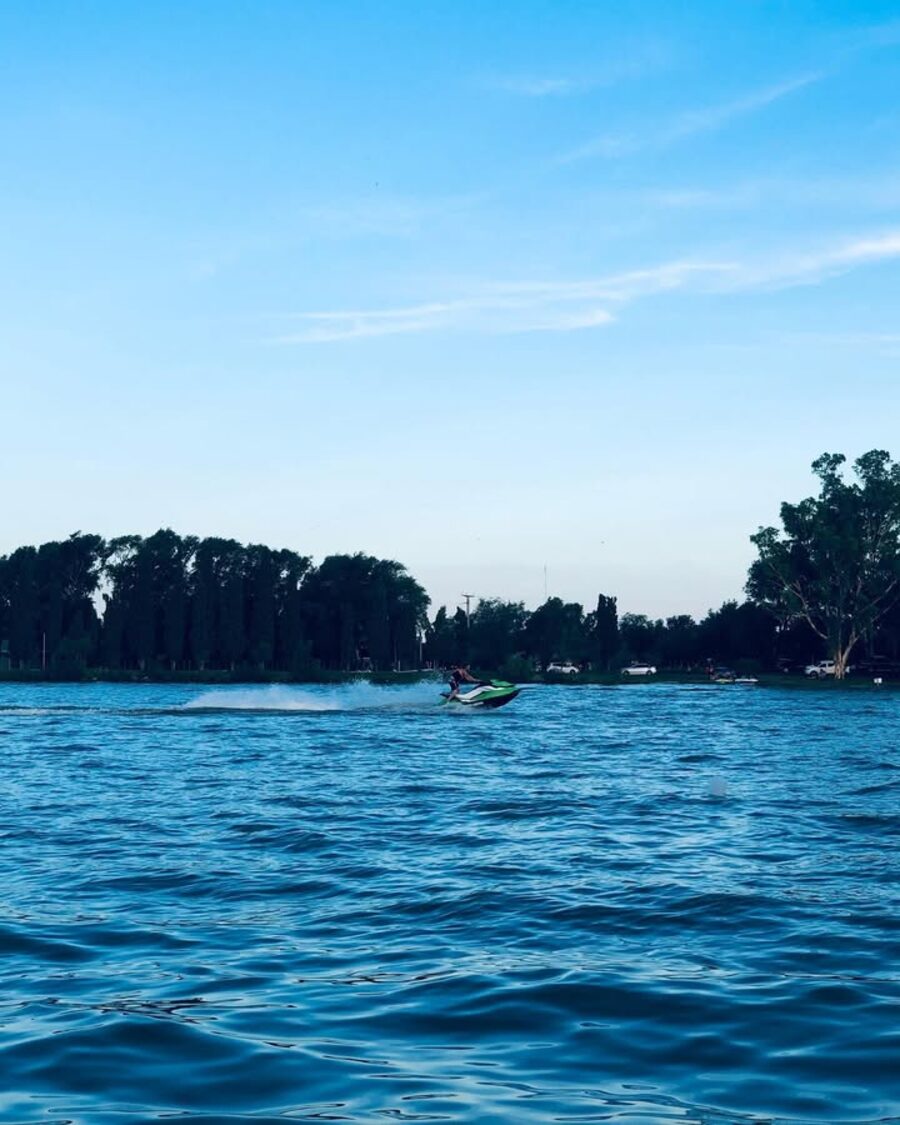 Moto de agua sobre el lago